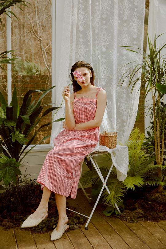 여름 휴가철 패션 트렌드로 파자마룩이 떠오르고 있다. <신세계 제공>